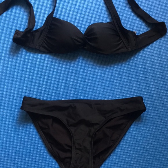 Black bikini - Picture 1 of 3